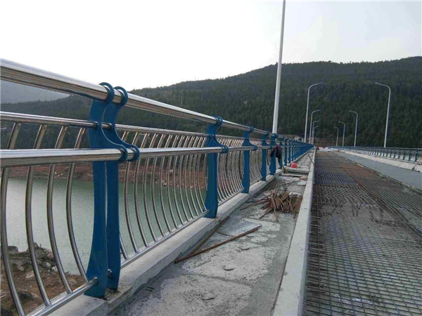 北屯不锈钢桥梁护栏的特点及其在桥梁安全中的重要作用